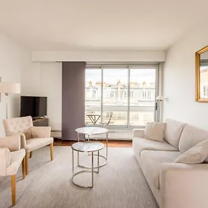 https://eiffel-tower-champs-lyses-with-balcony-cityapartmentstay.fr-paris.fr
